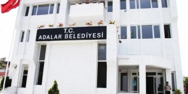Adalar Belediyesindeki başkanvekilliği seçiminde AKP adayına oy veren üç CHPli disipline sevk edildi