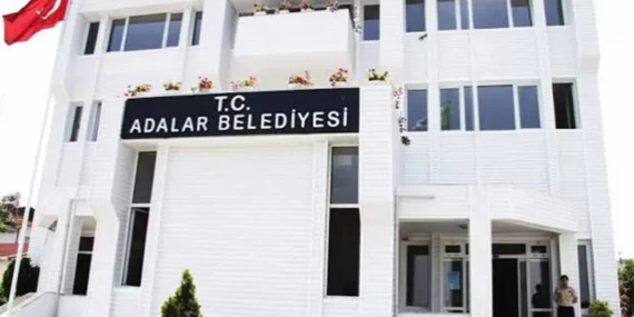 Adalar Belediyesindeki başkanvekilliği seçiminde AKP adayına oy veren üç CHPli disipline sevk edildi