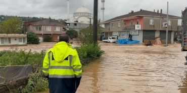 Sakarya Karasu'da Şiddetli Sağanak Nedeniyle Dere Taştı Çok Sayıda Yapıyı Su Bastı