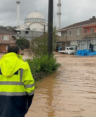 Sakarya Karasu'da Şiddetli Sağanak Nedeniyle Dere Taştı Çok Sayıda Yapıyı Su Bastı