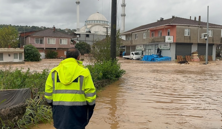 Sakarya Karasu'da Şiddetli Sağanak Nedeniyle Dere Taştı Çok Sayıda Yapıyı Su Bastı