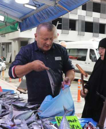 Rize'de Karadeniz palamudu tezgahlarda 50 liradan başlayan fiyatlarla satışa sunuldu