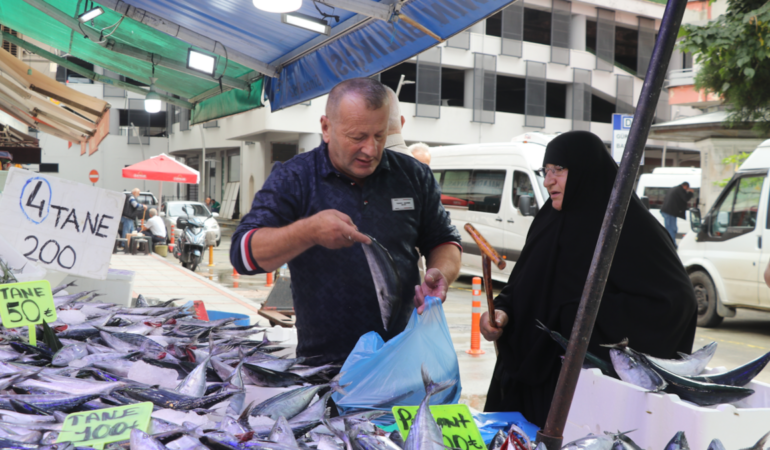 Rize'de Karadeniz palamudu tezgahlarda 50 liradan başlayan fiyatlarla satışa sunuldu