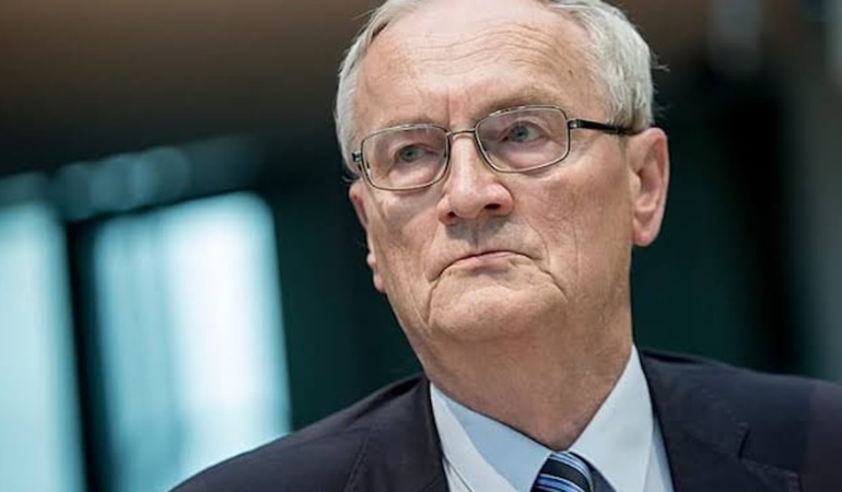 BND eski başkanı August Hanning hakkında, kurumun yaklaşık 2 bin gizli belgesini yabancı istihbarat yetkilileriyle temaslarında kullandığı iddiasıyla soruşturma yürütülüyor. Hanning 6 Ekim'de tutuklandı. Soruşturma kapsamında Hanning ile eski Mossad Direktörü Danny Yatom arasındaki e-posta yazışmaları da ortaya çıktı.