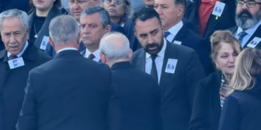Özgür Özel ve Kemal Kılıçdaroğlu Meclis'teki Cenaze Töreninde Karşılaştı